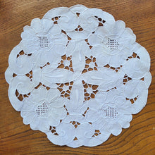 画像をギャラリービューアに読み込む, カットワーク刺繍白ドイリー