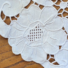 画像をギャラリービューアに読み込む, カットワーク刺繍白ドイリー