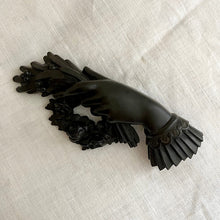 画像をギャラリービューアに読み込む, 漆黒のハンドモチーフブローチ【送料無料】