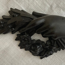 画像をギャラリービューアに読み込む, 漆黒のハンドモチーフブローチ【送料無料】