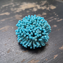 画像をギャラリービューアに読み込む, 水色ビーズブローチ