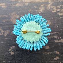 画像をギャラリービューアに読み込む, 水色ビーズブローチ