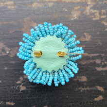 画像をギャラリービューアに読み込む, 水色ビーズブローチ