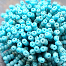 画像をギャラリービューアに読み込む, 水色ビーズブローチ