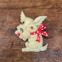 画像をギャラリービューアに読み込む, テリアのセルロイドブローチ