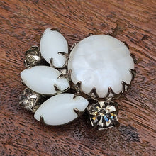 画像をギャラリービューアに読み込む, ホワイトミルクガラスイヤリング