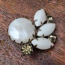画像をギャラリービューアに読み込む, ホワイトミルクガラスイヤリング