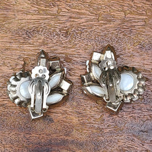 画像をギャラリービューアに読み込む, ホワイトミルクガラスイヤリング