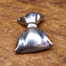 画像をギャラリービューアに読み込む, シルバーリボンブローチ