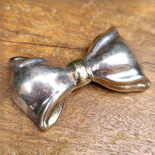 画像をギャラリービューアに読み込む, シルバーリボンブローチ