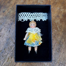 画像をギャラリービューアに読み込む, ヘルトヴィヒビスクドールガールA(黄×青の服)