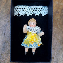 画像をギャラリービューアに読み込む, ヘルトヴィヒビスクドールガールA(黄×青の服)