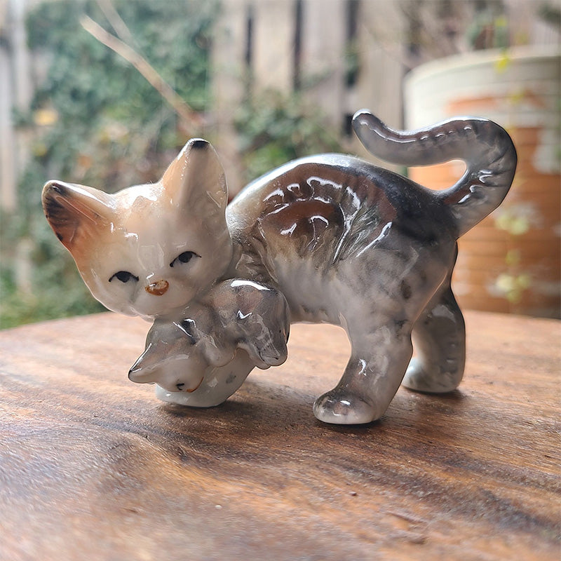 キャットフィギュリン ( 子猫を咥えた母猫 ) 陶器 置物 | アンティーク