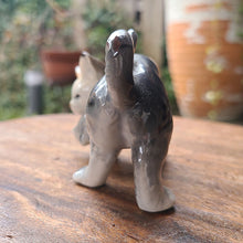 画像をギャラリービューアに読み込む, キャットフィギュリン(子猫を咥えた母猫)