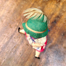 画像をギャラリービューアに読み込む, 緑の帽子のセルロイド人形
