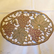 画像をギャラリービューアに読み込む, ブドウ柄カットワークドイリー