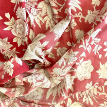 画像をギャラリービューアに読み込む, 更紗風植物柄の赤布