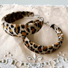 画像をギャラリービューアに読み込む, レオパード柄ピアス
