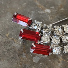 画像をギャラリービューアに読み込む, 赤×クリアラインストーンブローチ