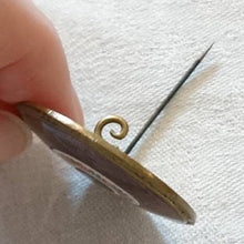 画像をギャラリービューアに読み込む, 濃紫エナメルブローチ(花模様入り)