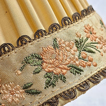 画像をギャラリービューアに読み込む, 花柄トリム付きランプシェード