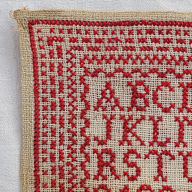 クロスステッチ完成品❷ 赤糸1色刺しのアルファベットサンプラー　大判サイズ ABCサンプラー (赤系1) アルファベットサンプラー フランス