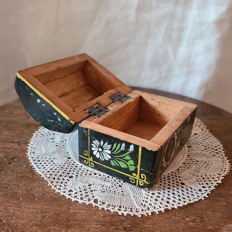 ◆SALEフランスアンティーク｜手作り古い木箱、手書き油絵花小物入れ大きめ絵画 フランス お花の絵が描かれた古い小さな木箱 [a027] | shanachie