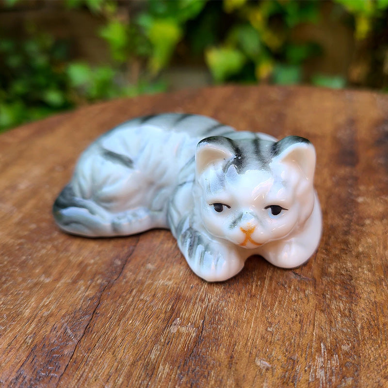 寝そべりキャットフィギュリン 猫 サバトラ 陶器 置物 フランス