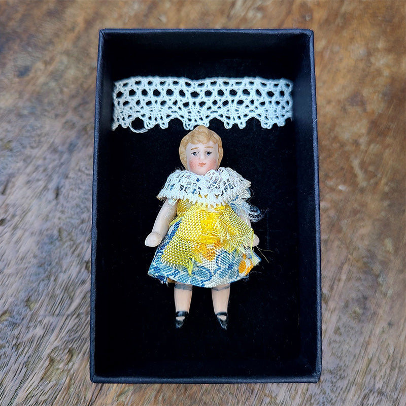 ヘルトヴィヒビスクドールガールA(黄×青の服)