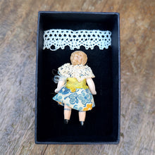 画像をギャラリービューアに読み込む, ヘルトヴィヒビスクドールガールA(黄×青の服)
