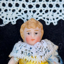 画像をギャラリービューアに読み込む, ヘルトヴィヒビスクドールガールA(黄×青の服)
