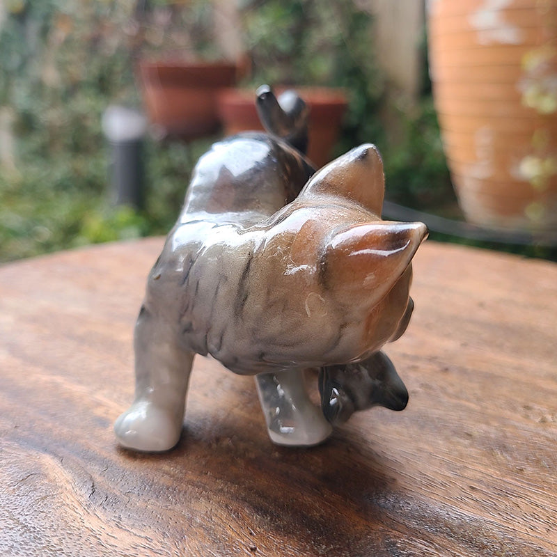 キャットフィギュリン ( 子猫を咥えた母猫 ) 陶器 置物 | アンティーク