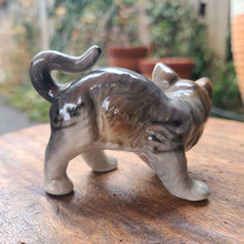 画像をギャラリービューアに読み込む, キャットフィギュリン(子猫を咥えた母猫)
