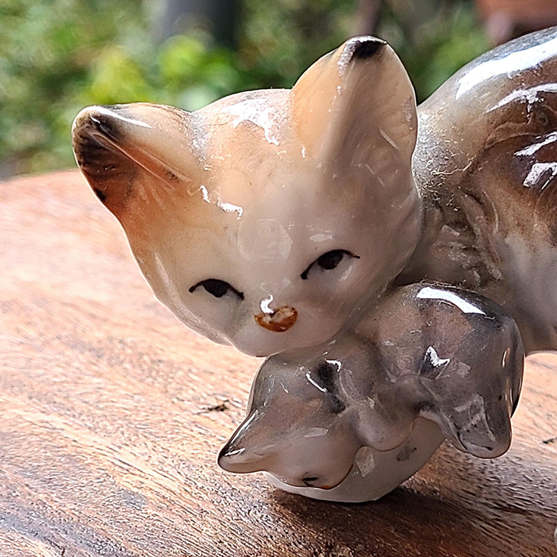 キャットフィギュリン ( 子猫を咥えた母猫 ) 陶器 置物 | アンティーク