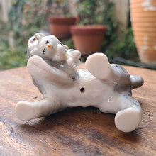 画像をギャラリービューアに読み込む, キャットフィギュリン(子猫を咥えた母猫)
