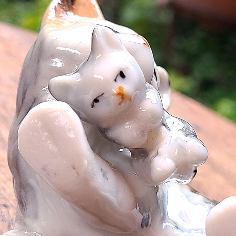 キャットフィギュリン ( 子猫を咥えた母猫 ) 陶器 置物 | アンティーク