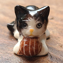 画像をギャラリービューアに読み込む, キャットフィギュリン毛糸玉(B)
