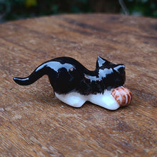 画像をギャラリービューアに読み込む, キャットフィギュリン毛糸玉(C)
