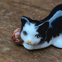 画像をギャラリービューアに読み込む, キャットフィギュリン毛糸玉(C)
