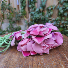 画像をギャラリービューアに読み込む, フューシャピンク花束コサージュ
