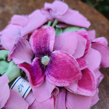 画像をギャラリービューアに読み込む, フューシャピンク花束コサージュ
